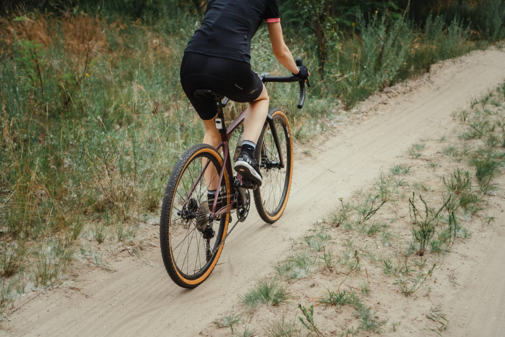 what is the difference between road bike and gravel bike